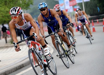 圖文-海峽杯鐵人精英賽開賽運動員在自行車比賽_綜合體育_新浪競技風暴_新浪網(wǎng)