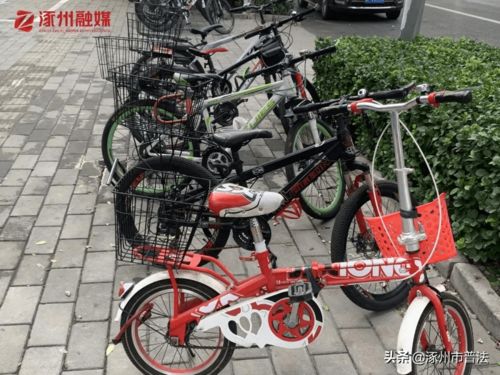 自行車占道 學生騎車存隱患 相關(guān)部門回應(yīng) 記者實探另有新發(fā)現(xiàn)